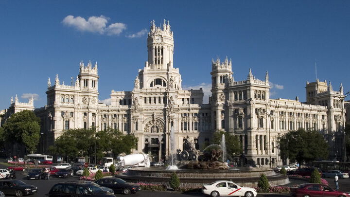 Coches y vehículos con conductor en Madrid para visitar Toledo y Segovia