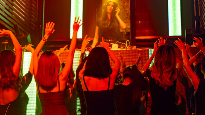 Despedida de soltera en Madrid: cena con show desde 55€ (sin líos)