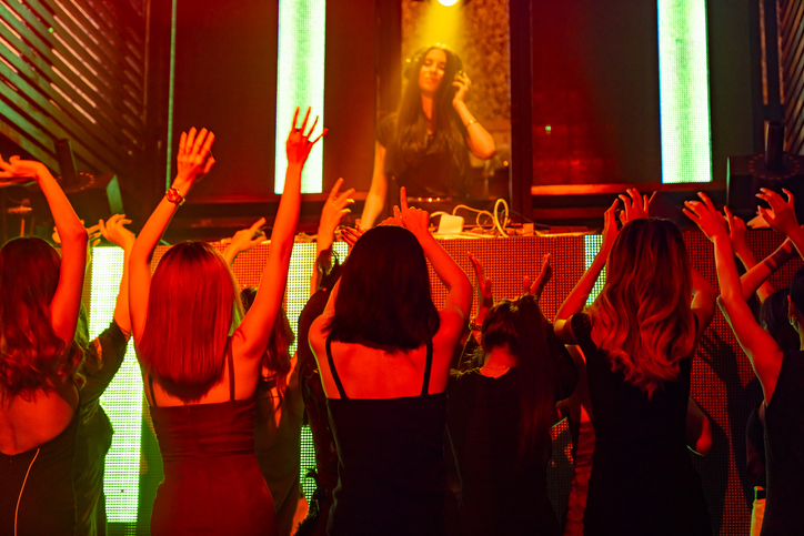 Despedida de soltera en Madrid: cena con show desde 55€ (sin líos)
